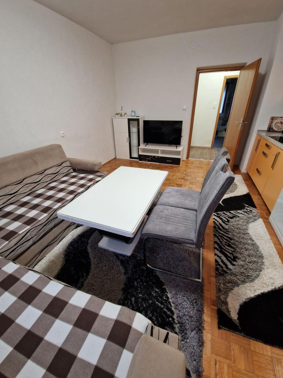 Apartma-Sobe Lejla Vipava Exteriör bild