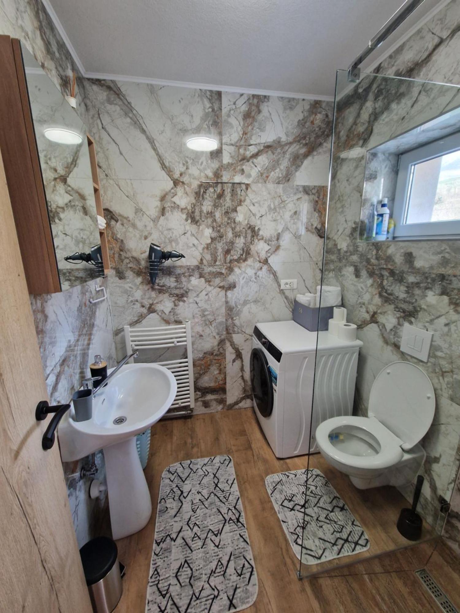 Apartma-Sobe Lejla Vipava Exteriör bild